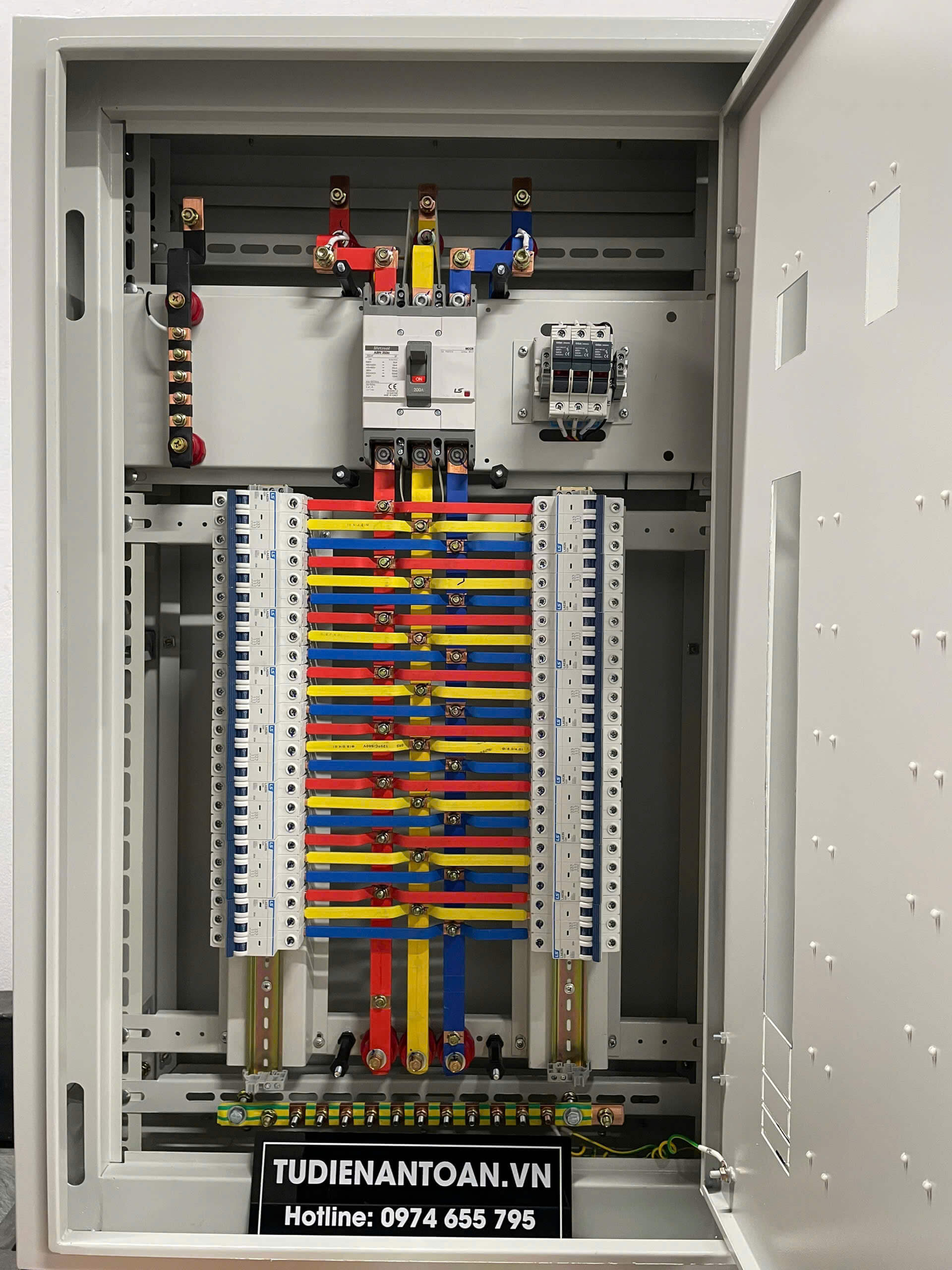 tủ phân phối 200 A 3 pha LS bên trong thiết bị có 20 cb nhánh đầu ra