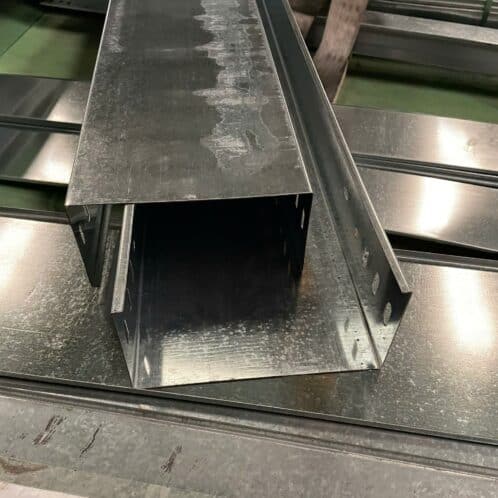 Máng điện 300x100x1 mm mạ kẽm sơn tĩnh điện 180000 vnđ