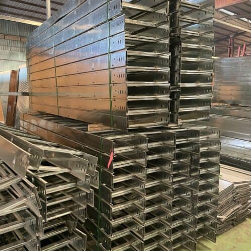 Thang cáp 300x100 x1,2mm có kích thước chiều rộng 300mm chiều cao 100 mm độ dầy tôn 1.2 mm mạ kẽm hoặc sơn tĩnh điện