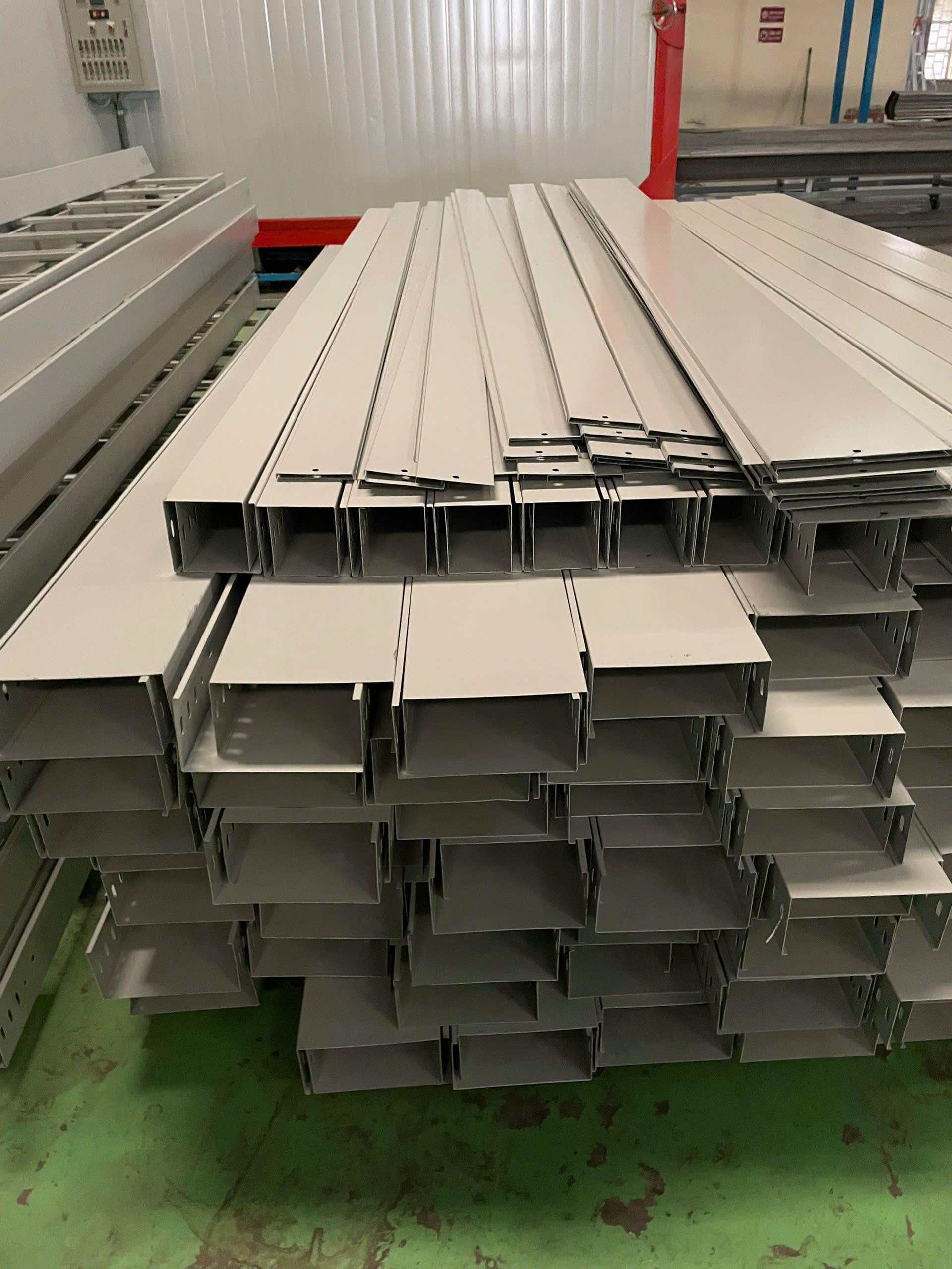 máng cáp điện 200 x 100 x1.1 sơn tĩnh điện có nắp đậy