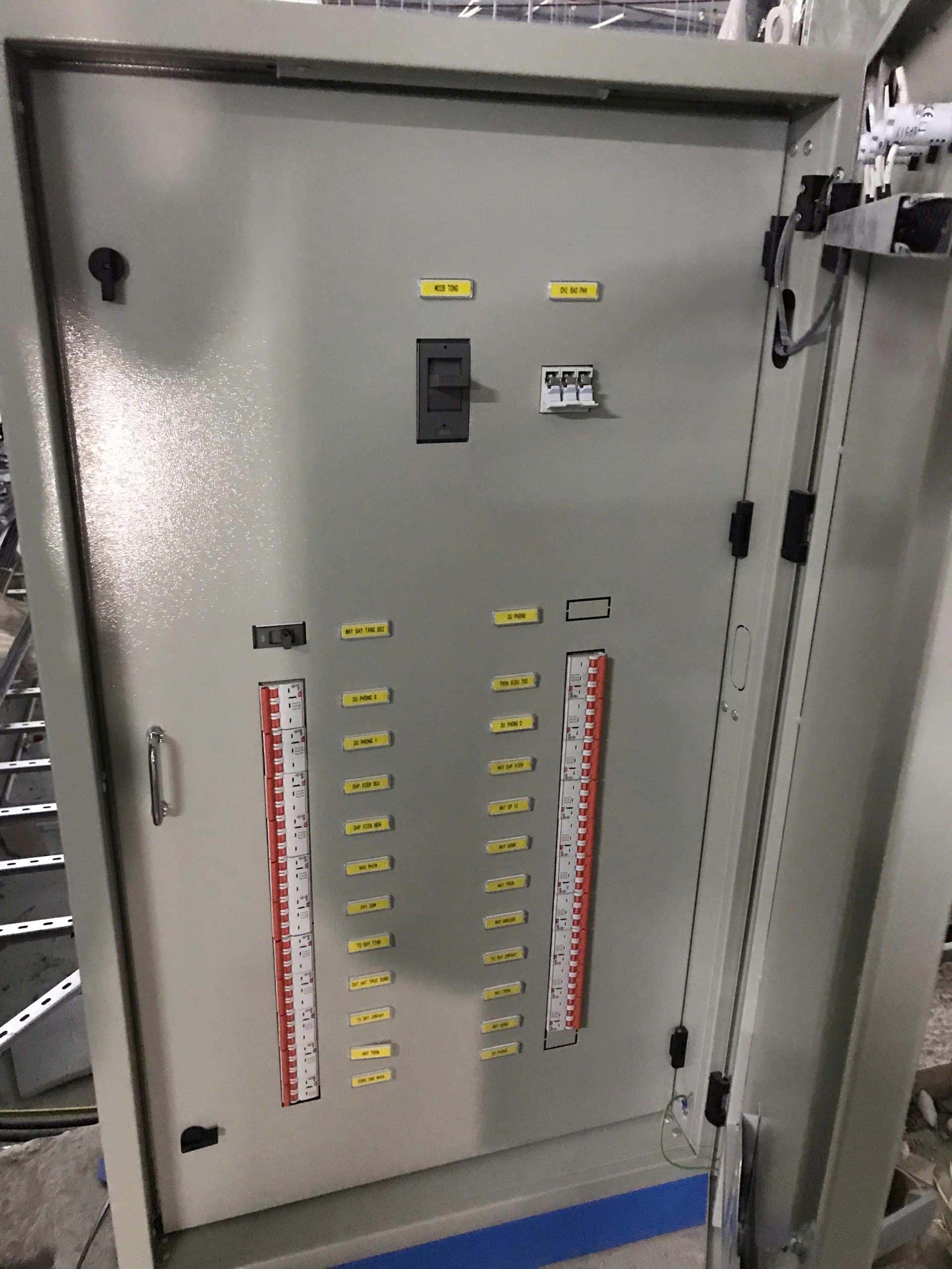 Tủ điện phân phối 250A LS mặt cánh trong Tủ điện phân phối 250A LS mặt cánh trong