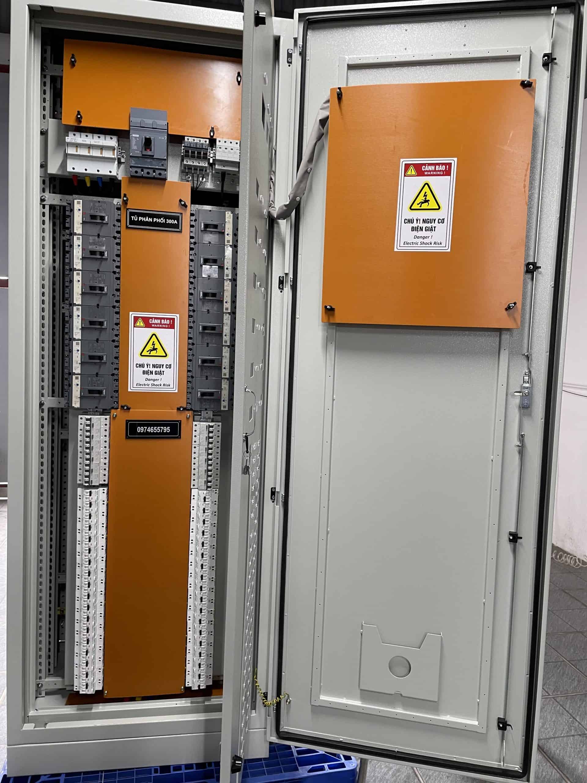 tủ điện phân phối 3 pha 300A thiết bị chính Schneider và siemens mặt trong thiết có tấm phíp cách điện