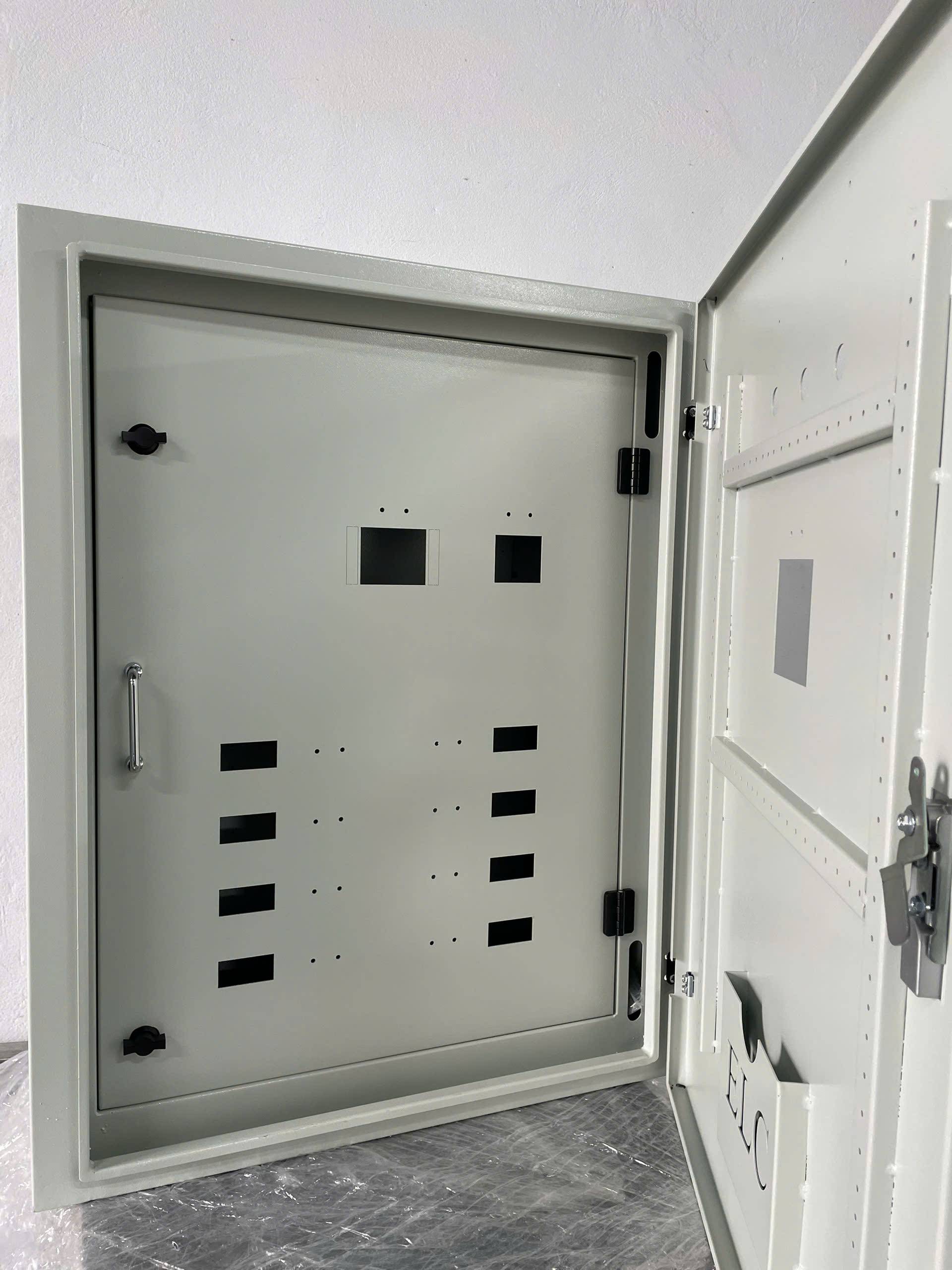 vỏ tủ điện 2 lớp cánh kích thước cao H900 rộng W700 sâu D300 tôn 1.5 mm sơn tĩnh điện dạng treo tường có cb dự phòng - cánh trong