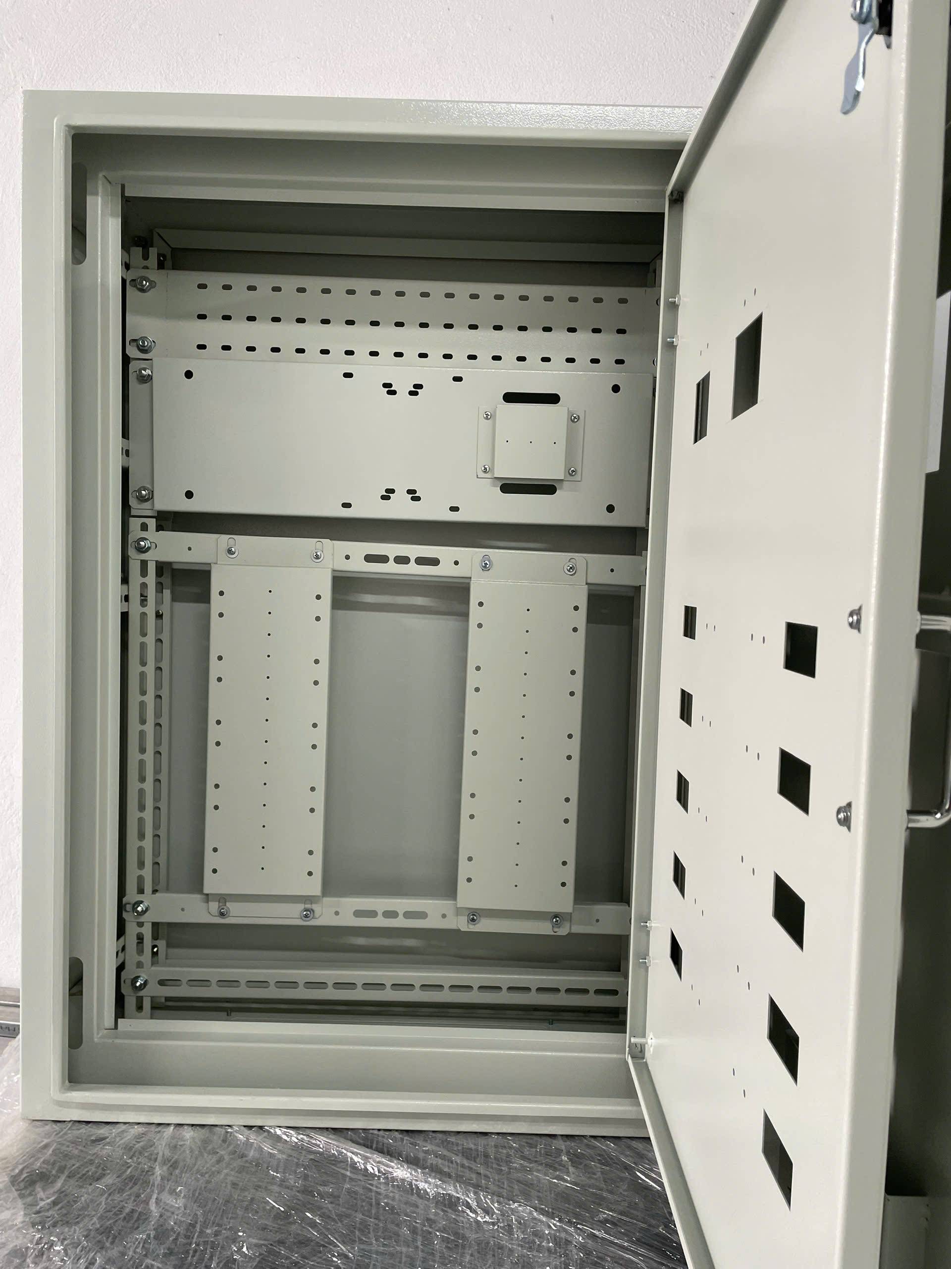 vỏ tủ điện 2 lớp cánh kích thước cao H900 rộng W700 sâu D300 tôn 1.5 mm sơn tĩnh điện dạng treo tường có cb dự phòng - thanh gá thiết bị