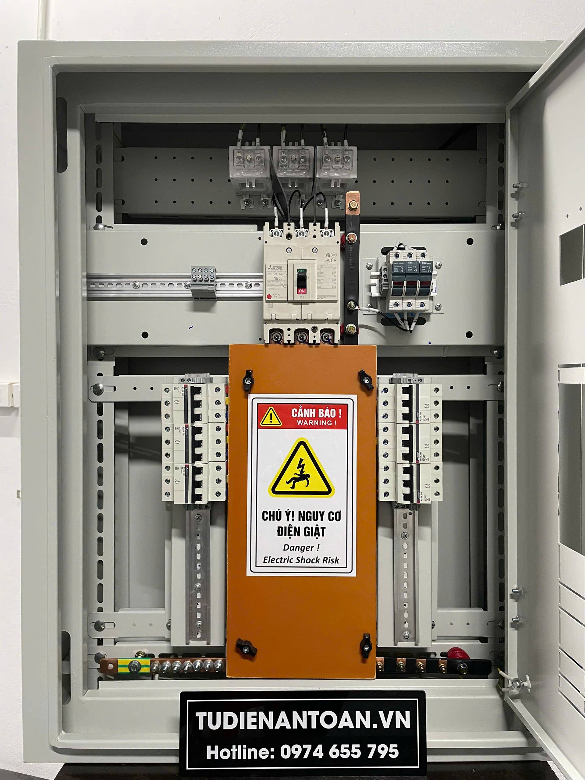 tủ điện phân phối 150A 3 pha bên trong thiết bị có tấm chắn pha và thanh cái