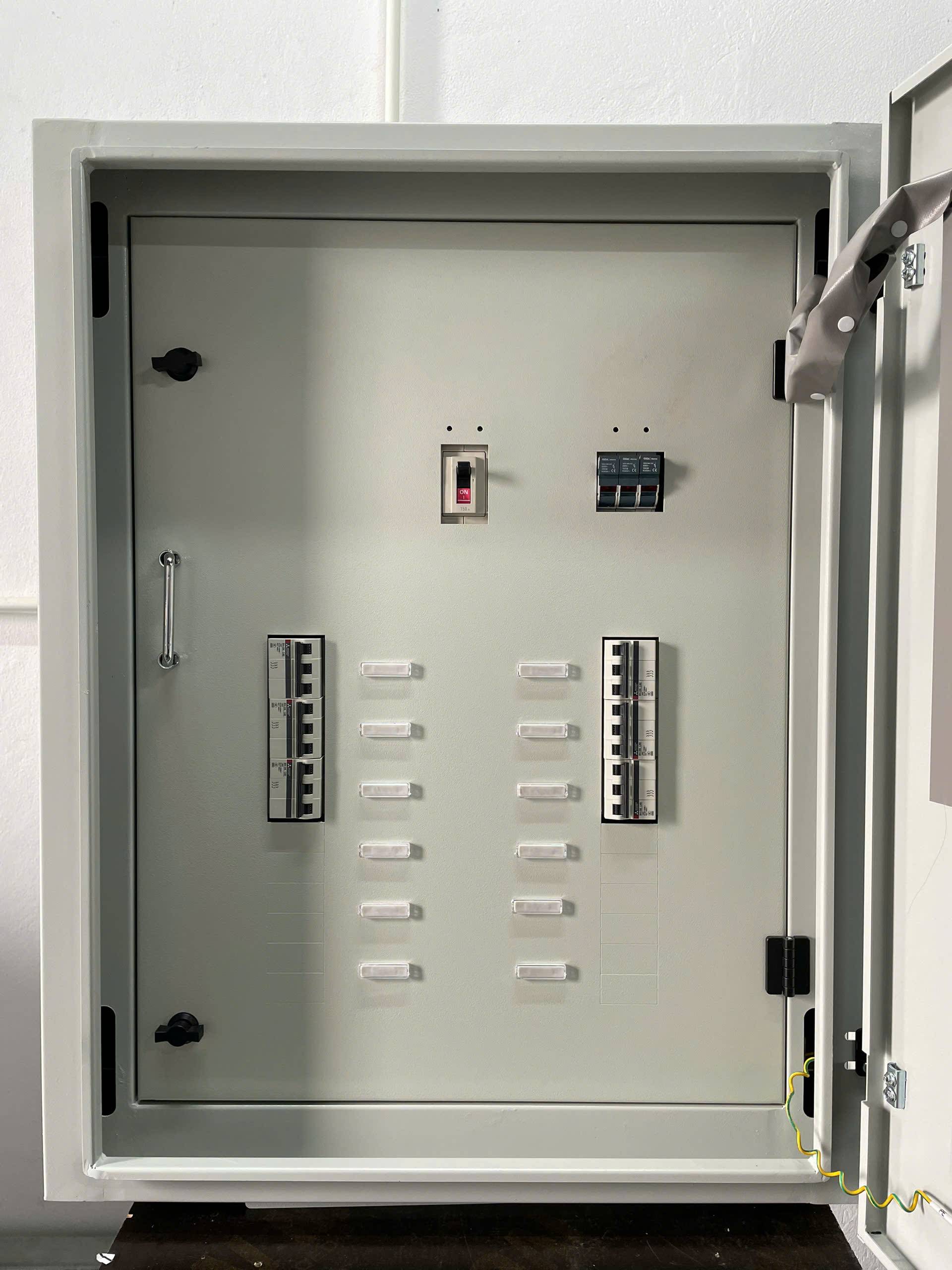 tủ điện phân phối 150A 3 pha 2 lớp cánh có cb dự phòng son tĩnh điện kích thước H900xW700xD300 mm x1.5mm