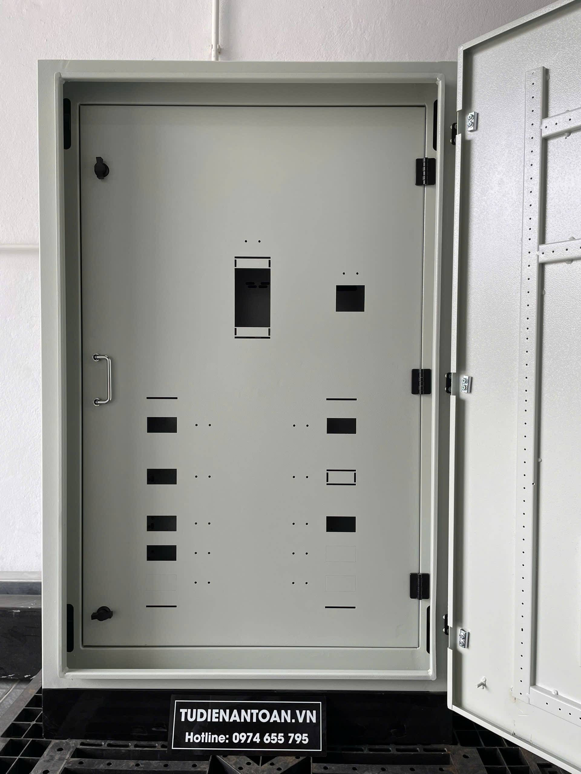 Vỏ tủ điện 1300 x 800 x 400 mặt cánh trong sơn tĩnh điện có lỗ chờ cho cb dự phòng